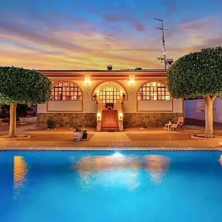 Pmt26 - Large Villa, With Private Garden And Pool *