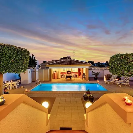 Pmt26 - Large Villa, With Private Garden And Pool *