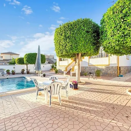 Pmt26 - Large Villa, With Private Garden And Pool *